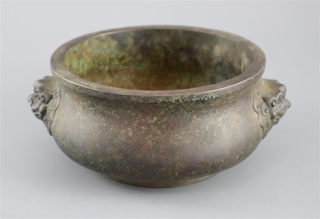 A large Chinese bronze gui censer, 21.5cm wide